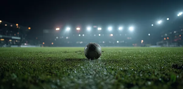 اسٹیڈیم کی پچ پر فٹبال کے ساتھ 1xBet لوگو